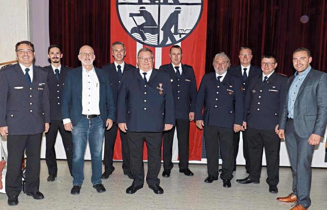 Neben dem Kommandanten, seinem Vize und dem Bürgermeister würdigten auch die Vertreter des Kreisfeuerwehrverbands Andy Dorroch und Johannes Eberhardt (Erster und Zweiter von links) die Verdienste der Geehrten. Mit dem „Ehrenzeichen in Gold in besonderer Ausführung für mindestens 50 Jahre Einsatzdienst“ geehrt wurde Manfred Kühnle (Fünfter von links).  Foto: Gergen