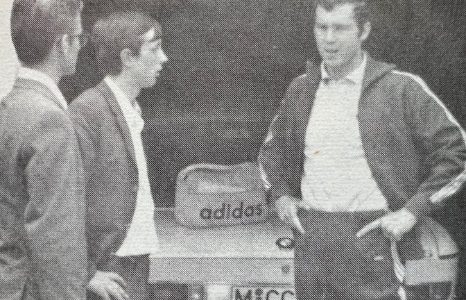 Alfred Rieger (von links), Roland Mauch und Franz Beckenbauer führen fußballerische Fachgespräche vor der Garage der Beckenbauers. Die Fotos macht Karlheinz Zwerenz. <span class='image-autor'>Foto: privat</span>