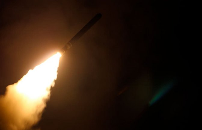 Auf diesem von der US-Marine zur Verfügung gestellten Bild feuert der Lenkwaffenzerstörer USS Laboon (DDG 58) im Rahmen der militärischen Reaktion auf den Einsatz von Chemiewaffen in Syrien am 7. April eine Tomahawk-Landrakete ab.<span class='image-autor'>Mass Communication Spc. 3rd Clas/U.S. Navy/dpa</span>