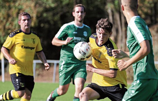 Tom Jäger (Mitte) kämpft sich durchs Markgröninger Mittelfeld. Das führt zwar nicht zum unmittelbaren Erfolg, doch unterm Strich geht der TSV Ensingen mit dem nötigen Glück als 2:1-Sieger aus dem Spiel und festigt den dritten Tabellenplatz. Foto: Küppers