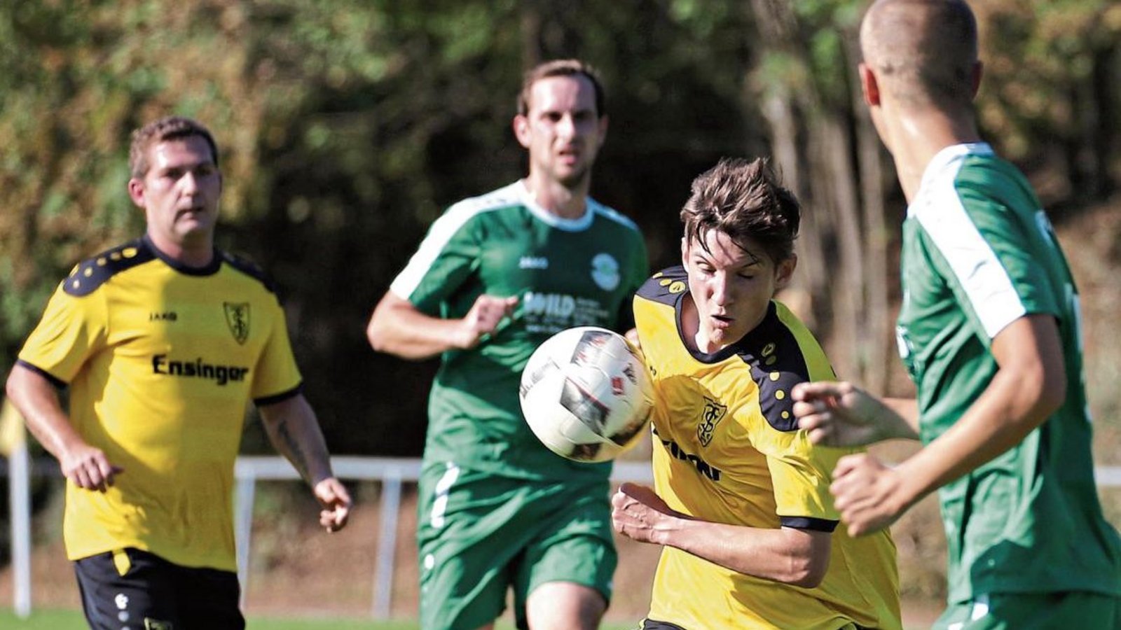 Tom Jäger (Mitte) kämpft sich durchs Markgröninger Mittelfeld. Das führt zwar nicht zum unmittelbaren Erfolg, doch unterm Strich geht der TSV Ensingen mit dem nötigen Glück als 2:1-Sieger aus dem Spiel und festigt den dritten Tabellenplatz. Foto: Küppers Tom Jäger (Mitte) kämpft sich durchs Markgröninger Mittelfeld. Das führt zwar nicht zum unmittelbaren Erfolg, doch unterm Strich geht der TSV Ensingen mit dem nötigen Glück als 2:1-Sieger aus dem Spiel und festigt den dritten Tabellenplatz. Foto: Küppers