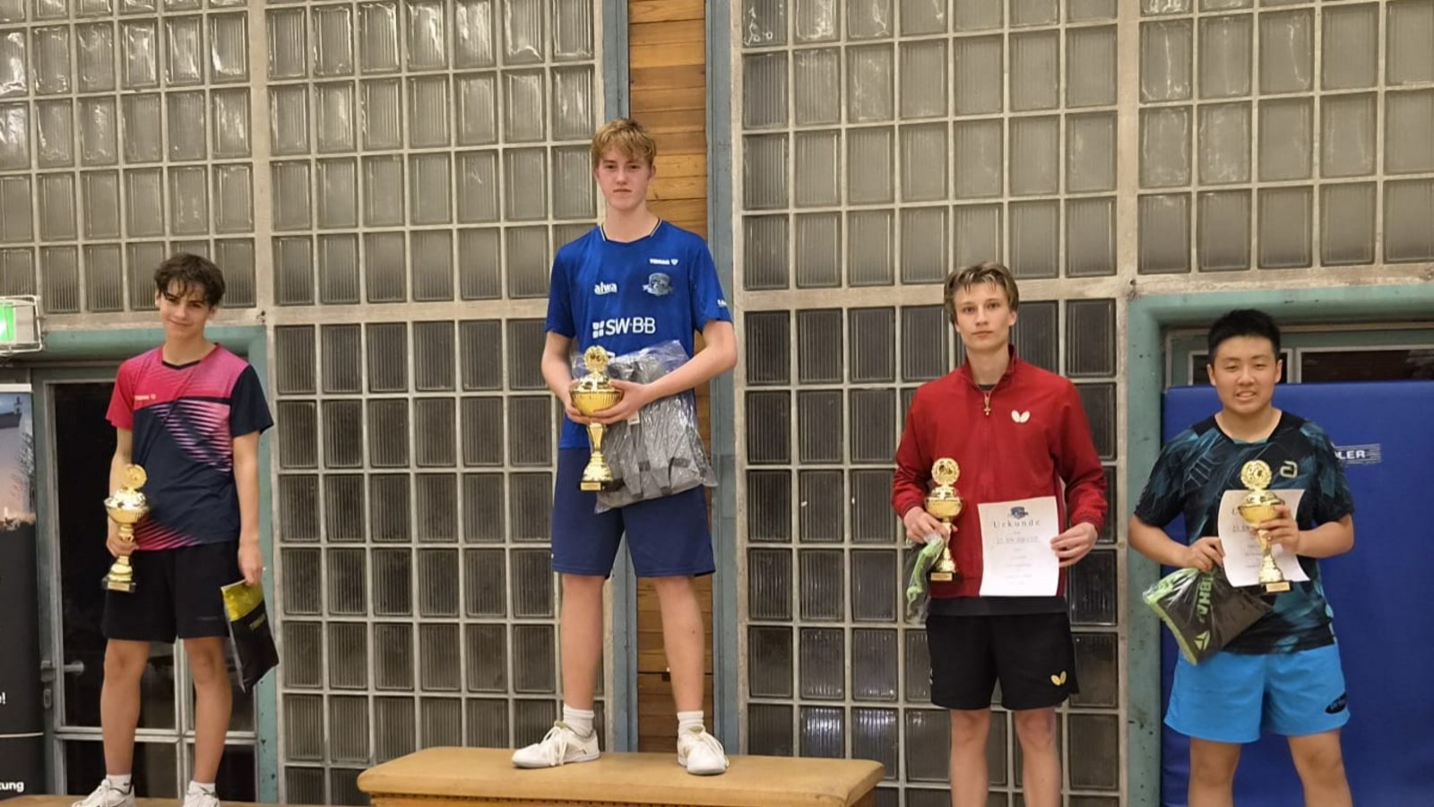 Serhii Yatsenko (von links) landet beim Wettbewerb der Jugend 19 auf dem zweiten Platz hinter Fynn Nickel vom TTC Bietigheim-Bissingen. Foto: privat Serhii Yatsenko (von links) landet beim Wettbewerb der Jugend 19 auf dem zweiten Platz hinter Fynn Nickel vom TTC Bietigheim-Bissingen. Foto: privat