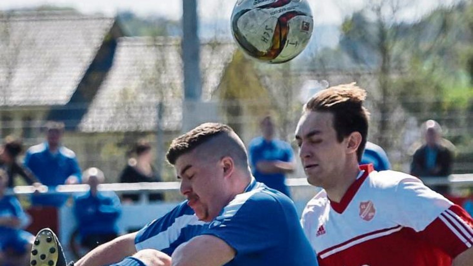 Auf dem Hohenhaslacher Kunstrasen klärt hier Gündelbachs Stephan Maier vor Mario Dierolf, dessen SGM aber dennoch zum 7:1-Kantersieg kam. Foto: Leitner