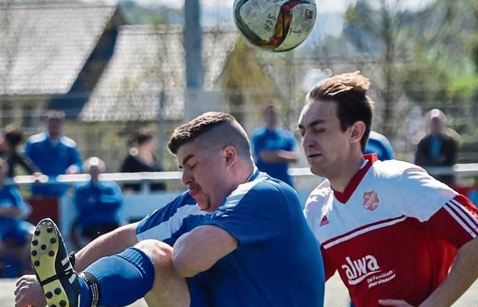 Auf dem Hohenhaslacher Kunstrasen klärt hier Gündelbachs Stephan Maier vor Mario Dierolf, dessen SGM aber dennoch zum 7:1-Kantersieg kam. Foto: Leitner