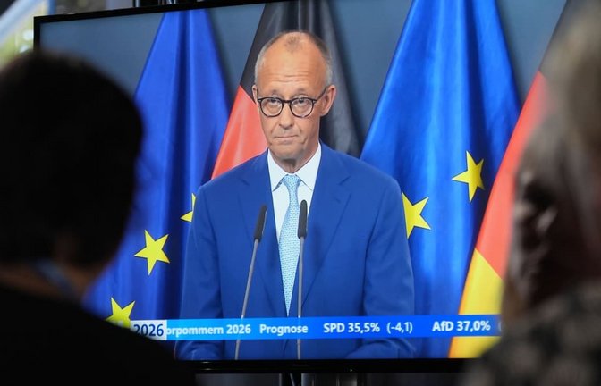 Der Hintergrund ist schwarz. Und die Zukunft des Kanzlers? Friedrich Merz (CDU)  nach den Wahlen in Berlin und Mecklenburg-Vorpommern.<span class='image-autor'>Marcus Brandt/dpa Pool/dpa</span>