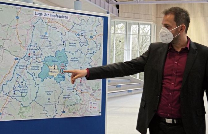 Landrat Bastian Rosenau erwartet angesichts der Lage auch Kunden aus den angrenzenden Landkreisen im Impfzentrum Mönsheim.  Fotos: Friedrich