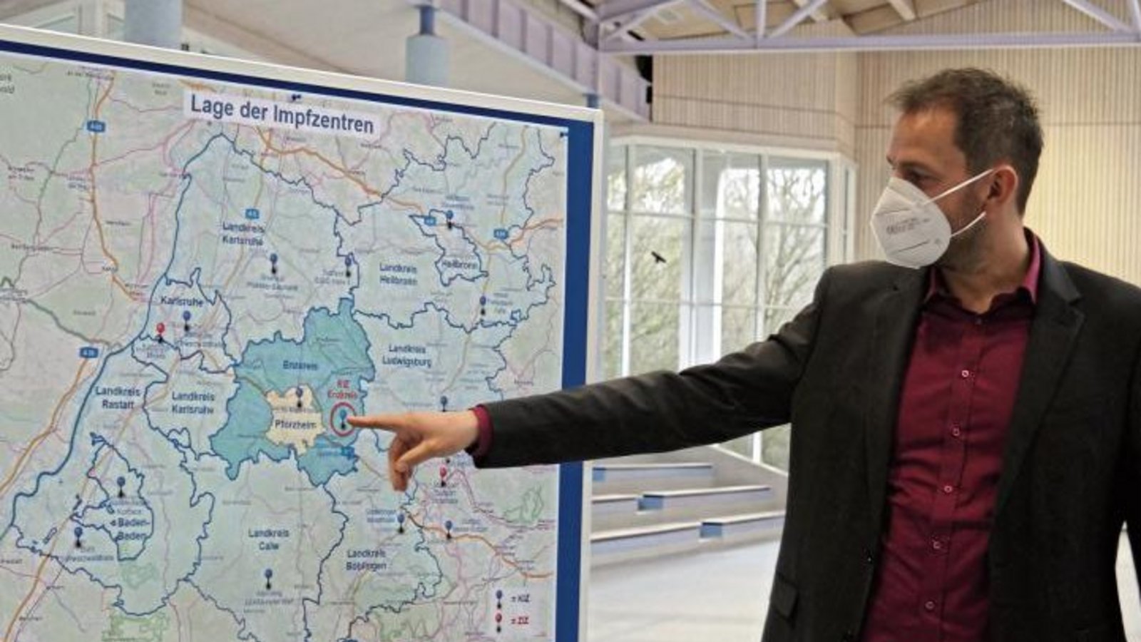 Landrat Bastian Rosenau erwartet angesichts der Lage auch Kunden aus den angrenzenden Landkreisen im Impfzentrum Mönsheim. Fotos: Friedrich Landrat Bastian Rosenau erwartet angesichts der Lage auch Kunden aus den angrenzenden Landkreisen im Impfzentrum Mönsheim. Fotos: Friedrich