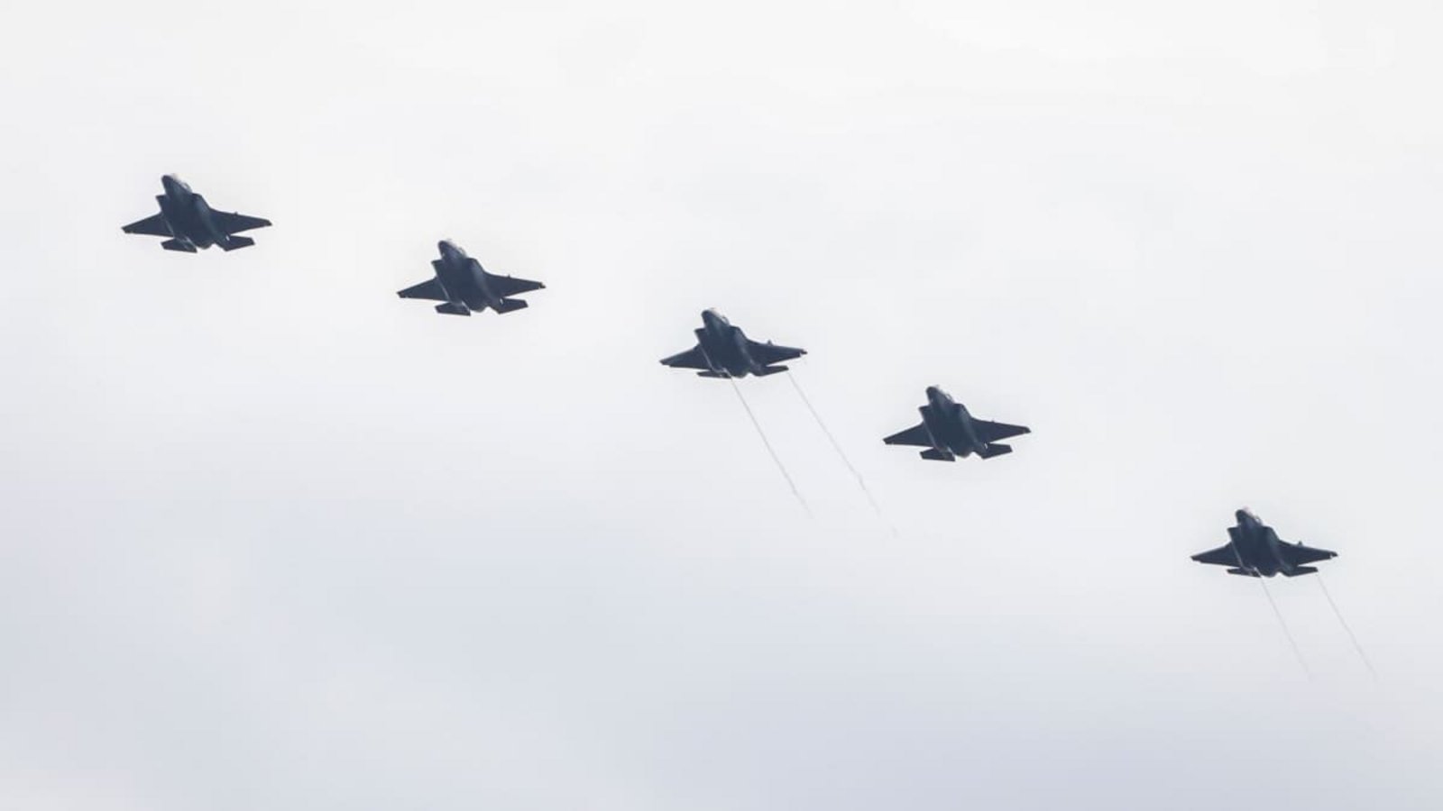 Kampfflugzeuge vom Typ Lockheed Martin F-35B der US-Marines fliegen über die Roosevelt Roads Naval Station.Kendall Torres Cortés/dpa Kampfflugzeuge vom Typ Lockheed Martin F-35B der US-Marines fliegen über die Roosevelt Roads Naval Station.Kendall Torres Cortés/dpa
