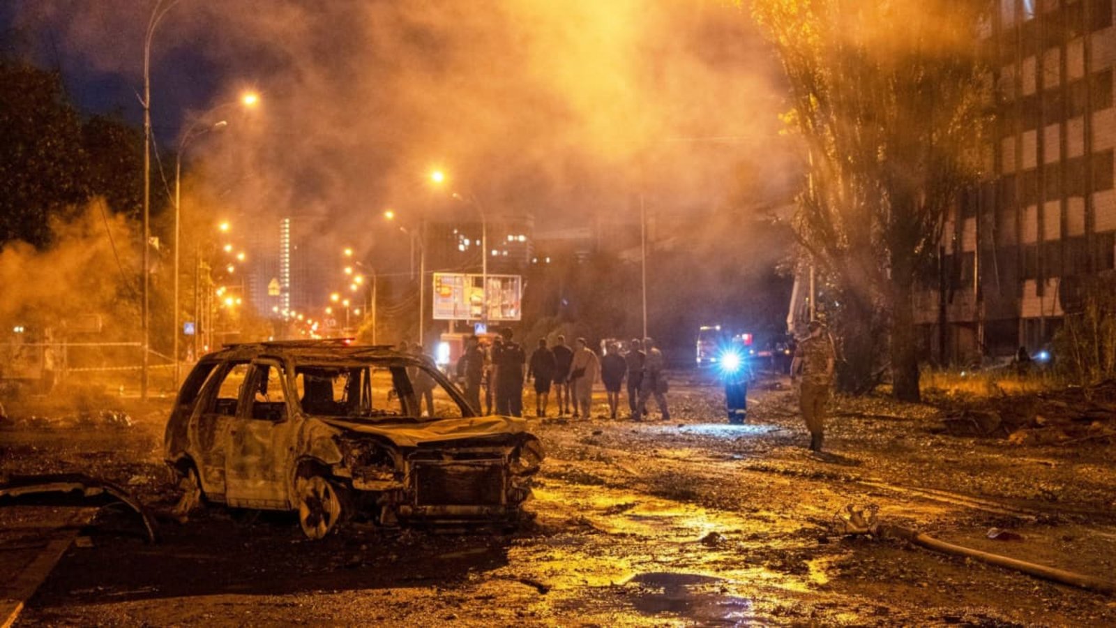In Kiew brachen mehrere große Brände aus, es gab Berichte über Schäden in mindestens sieben Bezirken der Stadt. (Archivbild)Dan Bashakov/AP/dpa