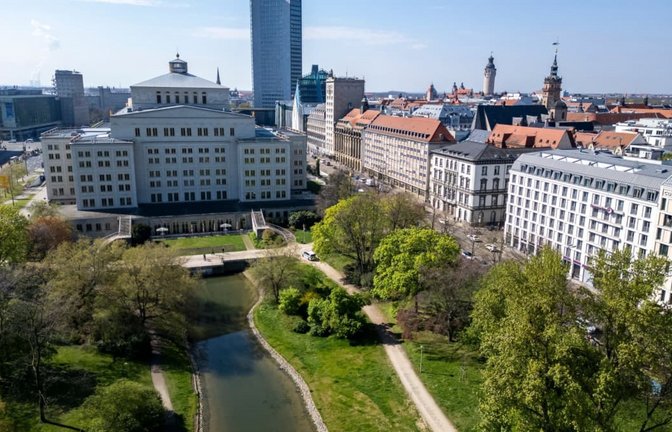 Die Sonne scheint auf die Leipziger Innenstadt mit dem Schwanenteich und der Oper sowie dem City-Hochhaus.<span class='image-autor'>Jan Woitas/dpa</span>
