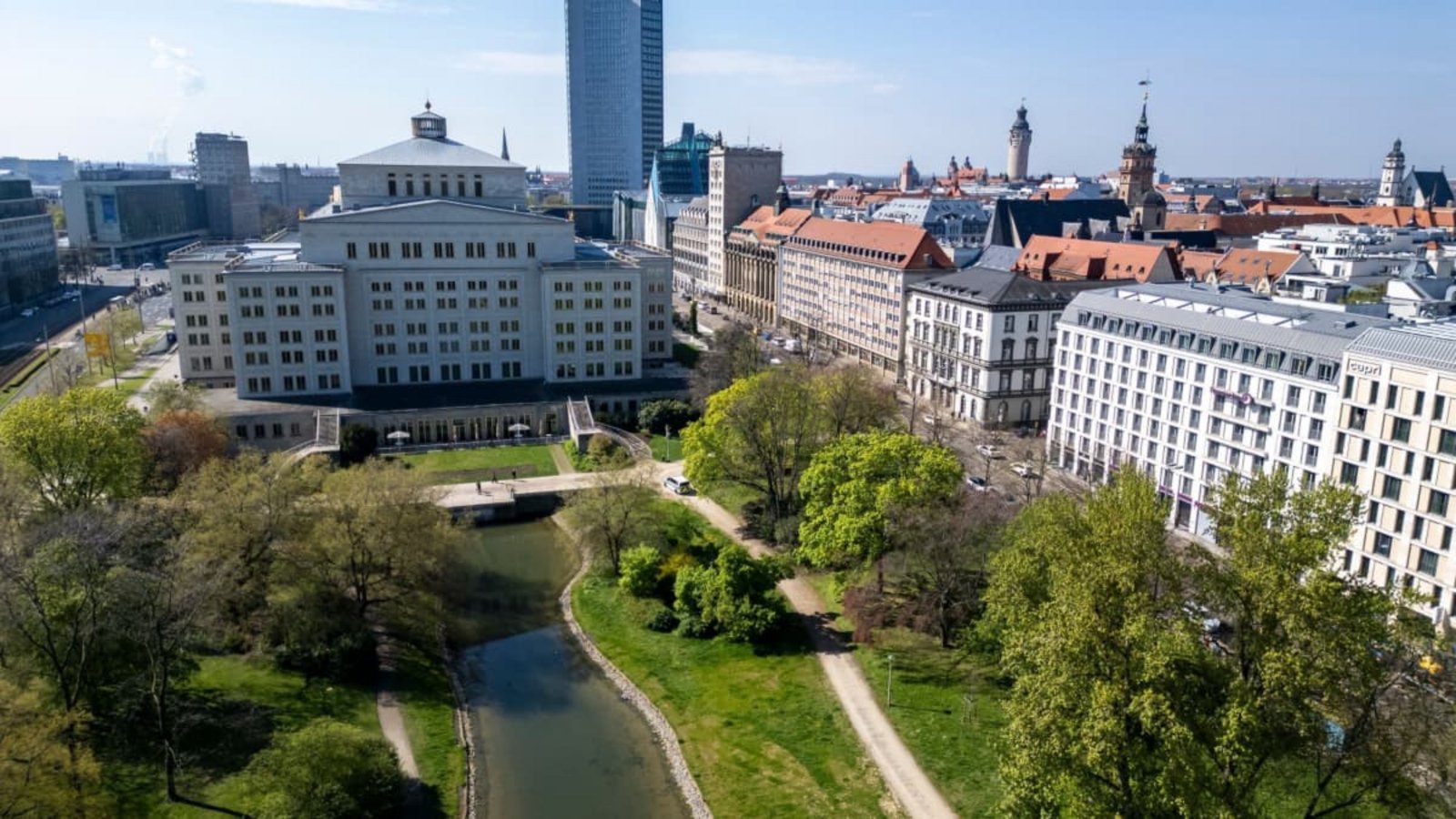 Die Sonne scheint auf die Leipziger Innenstadt mit dem Schwanenteich und der Oper sowie dem City-Hochhaus.Jan Woitas/dpa