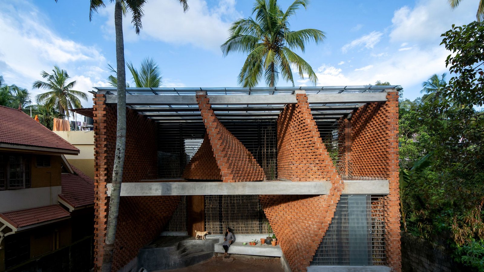 „Pirouette House“ von Wallmakers in Indien. Wie sich elegant biegende Wände sehen die Ziegel aus, innen wie außen dominiert das Material die Architektur. Ziegel werden hier auch für Abtrennungen in der Küche verwendet.Foto: Jino Sam/Brick by Brick gestalten 2022 „Pirouette House“ von Wallmakers in Indien. Wie sich elegant biegende Wände sehen die Ziegel aus, innen wie außen dominiert das Material die Architektur. Ziegel werden hier auch für Abtrennungen in der Küche verwendet.Foto: Jino Sam/Brick by Brick gestalten 2022