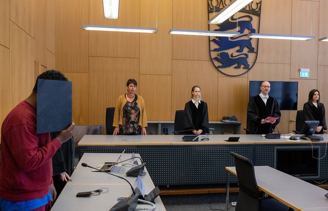 Der Angeklagte (links)  am Urteilstag vor der Schwurgerichtskammer im Verhandlungssaal des Landgerichts Ulm.<span class='image-autor'>Foto: dpa/Stefan Puchner</span>