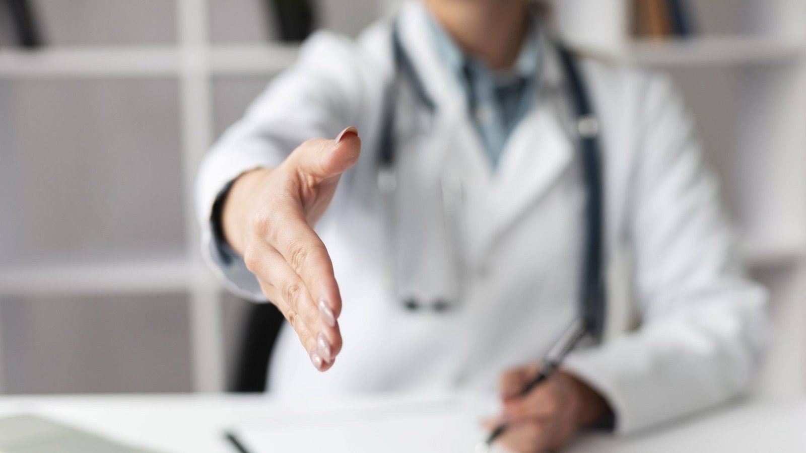 „Hallo“ und  „Tschüss“! War’s das? Laut Statistik bleiben Patienten durchschnittlich sieben bis acht Minuten in der Sprechstunde, um ihrem Arzt zu sagen, was sie plagt. Wenn’s der Doktor eilig hat, ist das Gespräch schon nach 4,5 Minuten beendet.Foto: Imago/Imagebroker