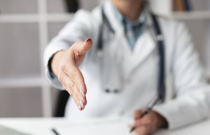 „Hallo“ und  „Tschüss“! War’s das? Laut Statistik bleiben Patienten durchschnittlich sieben bis acht Minuten in der Sprechstunde, um ihrem Arzt zu sagen, was sie plagt. Wenn’s der Doktor eilig hat, ist das Gespräch schon nach 4,5 Minuten beendet.<span class='image-autor'>Foto: Imago/Imagebroker</span>