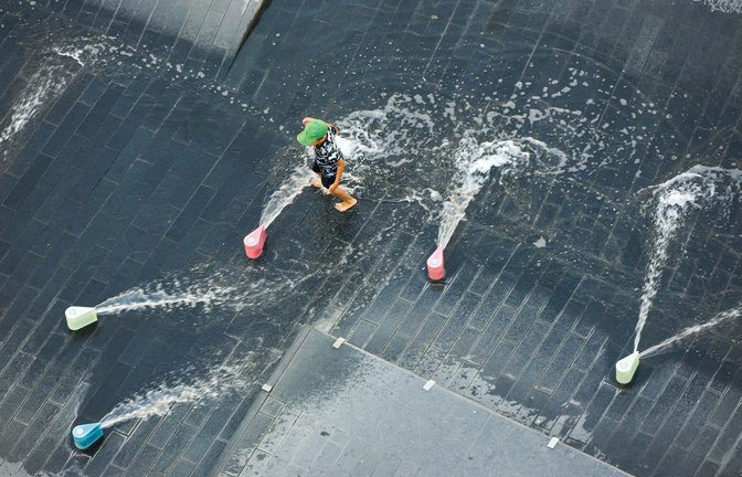 Wasserspiele können bei der Abkühlung in heißen Städten helfen.<span class='image-autor'>Foto: LICHTGUT/Max Kovalenko</span>