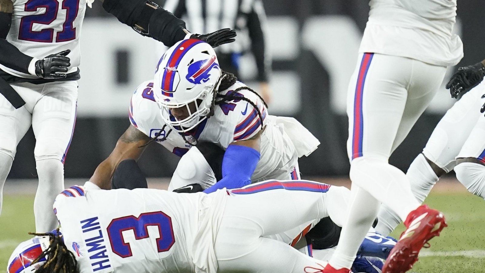 Damar Hamlin nach seinem Zusammenbruch auf dem Spielfeld.Foto: dpa/Joshua A. Bickel Damar Hamlin nach seinem Zusammenbruch auf dem Spielfeld.Foto: dpa/Joshua A. Bickel