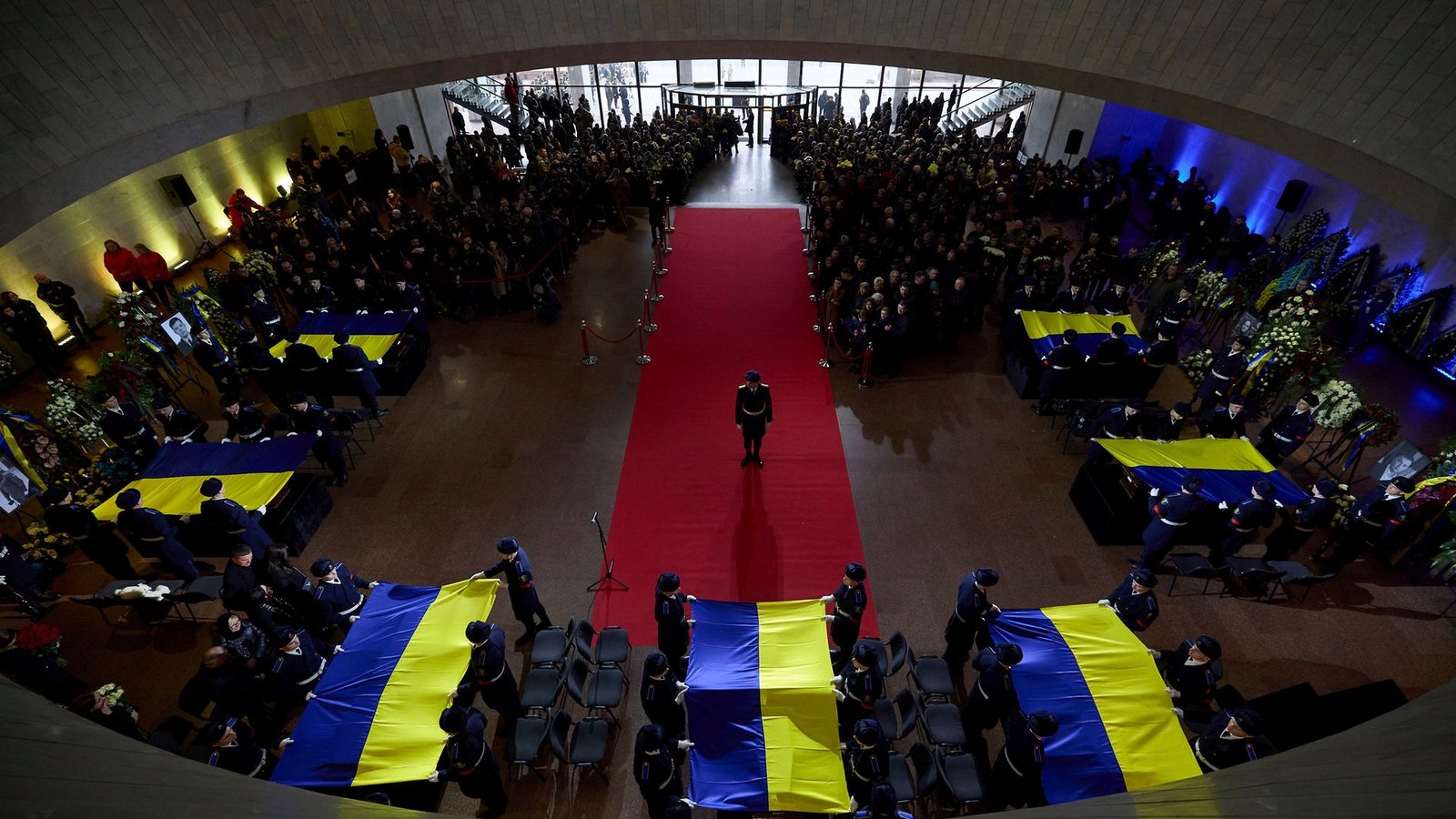 Ukrainische Ehrenwachen drapieren Flaggen auf den Särgen von Beamten des Innenministeriums, die bei einem Hubschrauberabsturz ums Leben gekommen sind. Unter ihnen war auch Innenminister Monastyrskyj.Foto: Ukraine Presidency/Planet Pix/Zuma Press/dpa