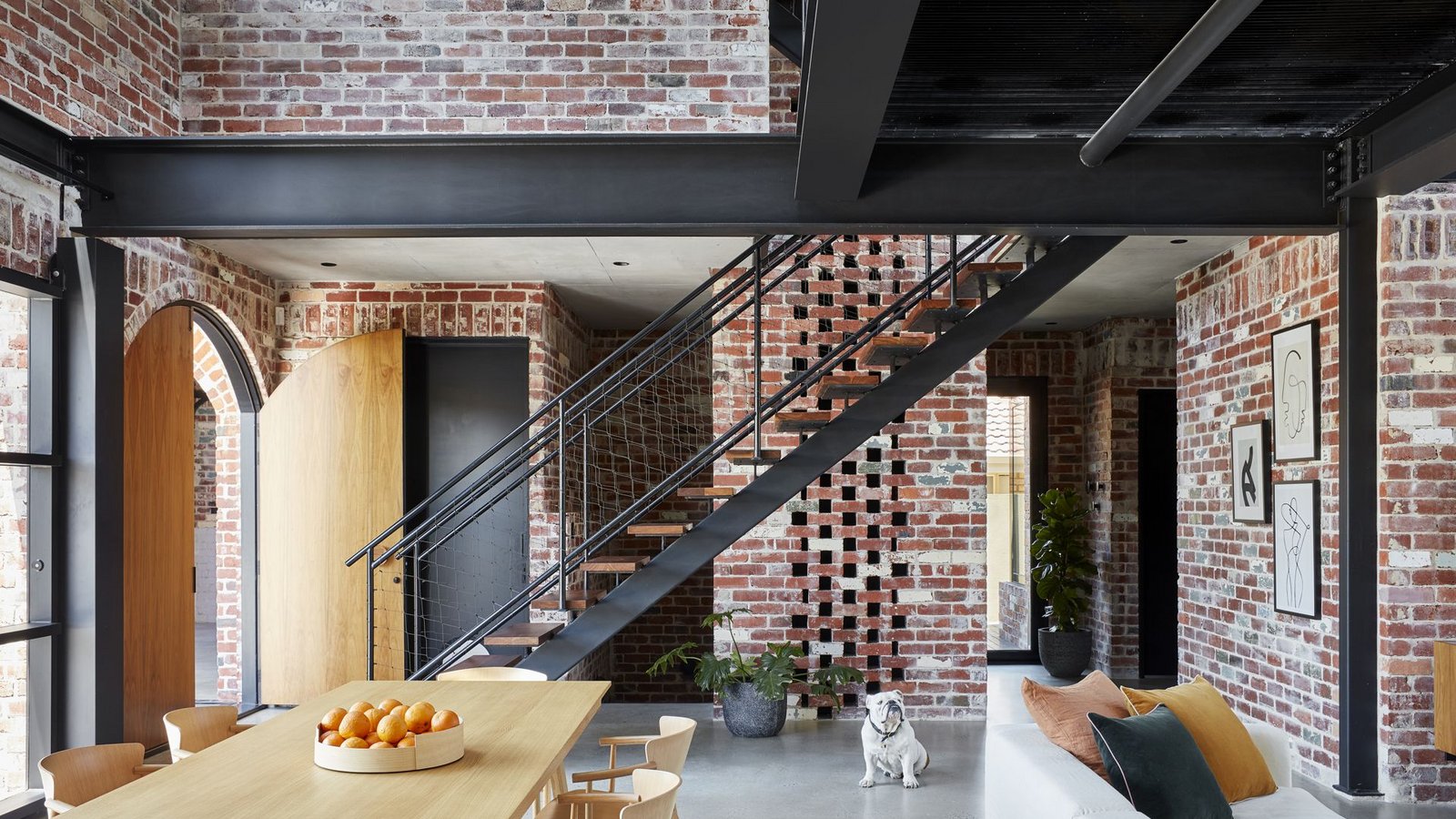 Einblicke in das „Brick House“ in Perth, Australien. Die Architekten von State of Kin haben dieses Wohnhaus mit Stahl, Beton und Glas kombiniert. Dem Hund gefällt es offenbar auch hier. Das Haus übpPielfreude: Im Obergeschoss gibt es ein Netz, in dem man abhängen oder lesen kann – mit Blick ins Erdgeschoss.Foto: Jack Lovel/Brick by Brick gestalten 2022 Einblicke in das „Brick House“ in Perth, Australien. Die Architekten von State of Kin haben dieses Wohnhaus mit Stahl, Beton und Glas kombiniert. Dem Hund gefällt es offenbar auch hier. Das Haus übpPielfreude: Im Obergeschoss gibt es ein Netz, in dem man abhängen oder lesen kann – mit Blick ins Erdgeschoss.Foto: Jack Lovel/Brick by Brick gestalten 2022