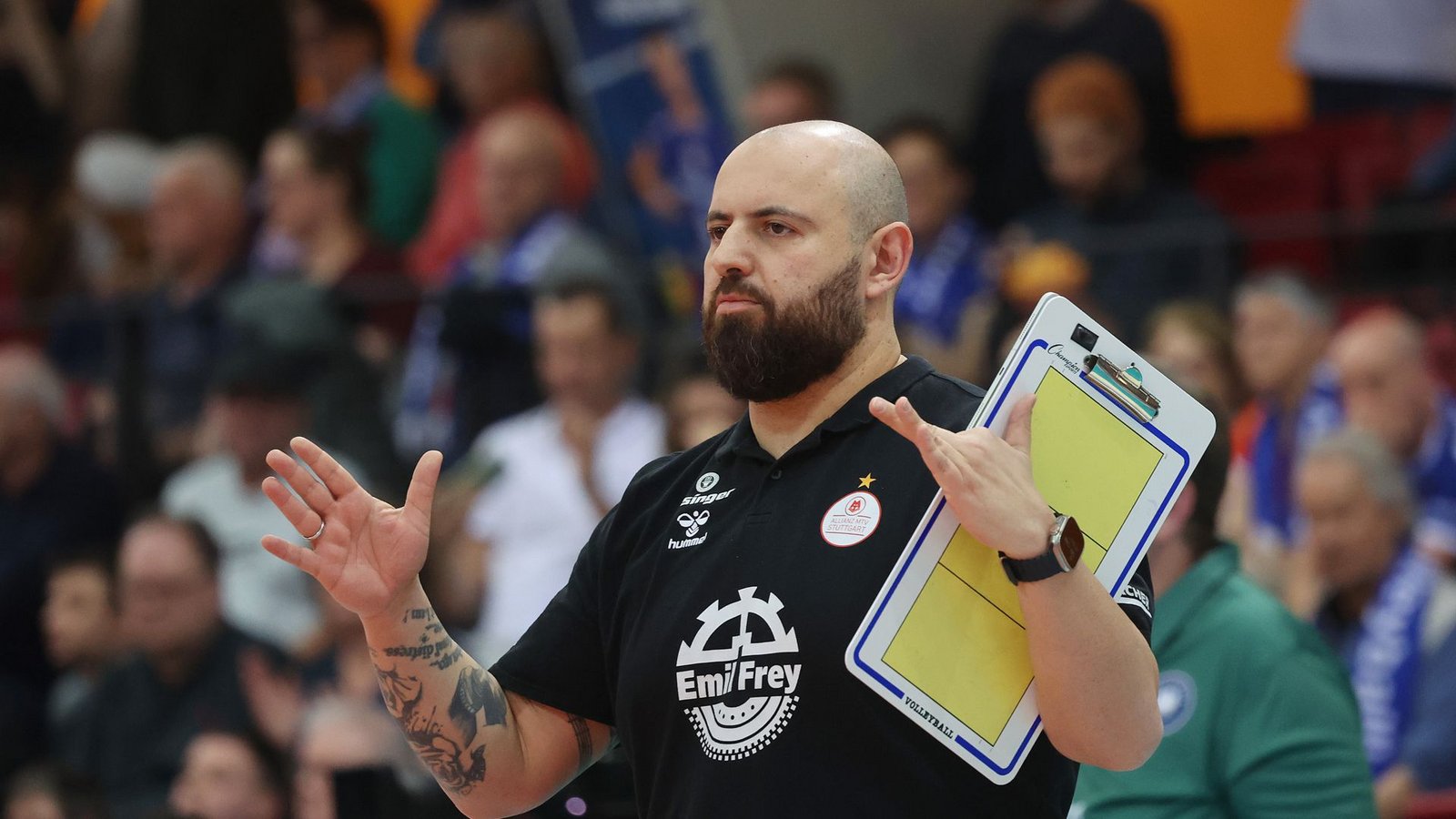 Zufrieden mit seinen Frauen vom MTV: Trainer Konstantin BitterFoto: Baumann/Hansi Britsch