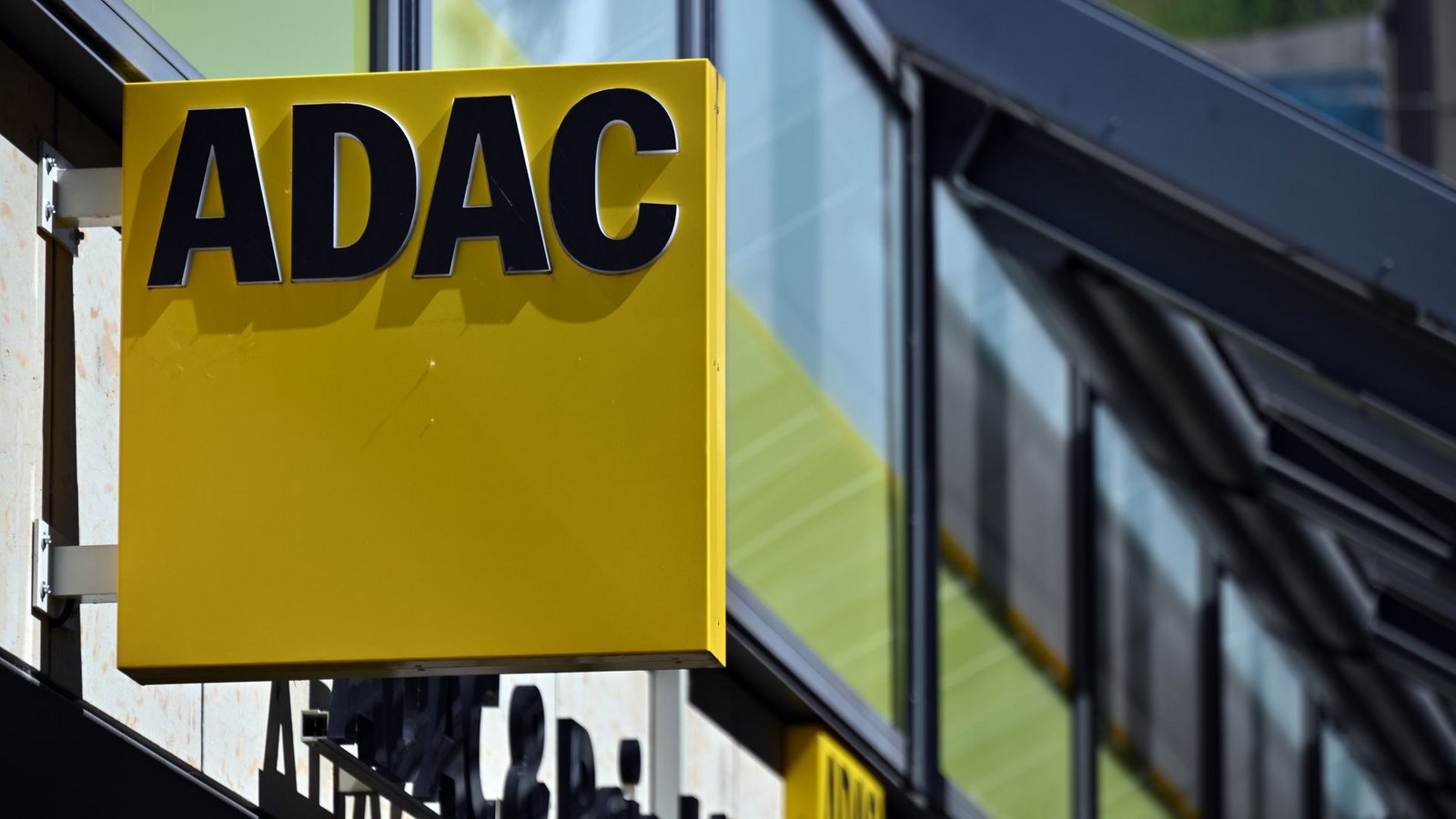 Auf Mitglieder des ADAC kommen zum Jahreswechsel höhere Beiträge zu. (Symbolbild)Foto: Martin Schutt/dpa Auf Mitglieder des ADAC kommen zum Jahreswechsel höhere Beiträge zu. (Symbolbild)Foto: Martin Schutt/dpa