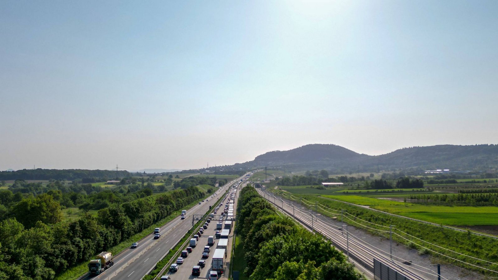 Im Stau Richtung Schwäbisch Alb: Auf der A 8 könnte es am Wochenende voll werden.Foto: 7aktuell.de/Enrique / Kaczor Im Stau Richtung Schwäbisch Alb: Auf der A 8 könnte es am Wochenende voll werden.Foto: 7aktuell.de/Enrique / Kaczor