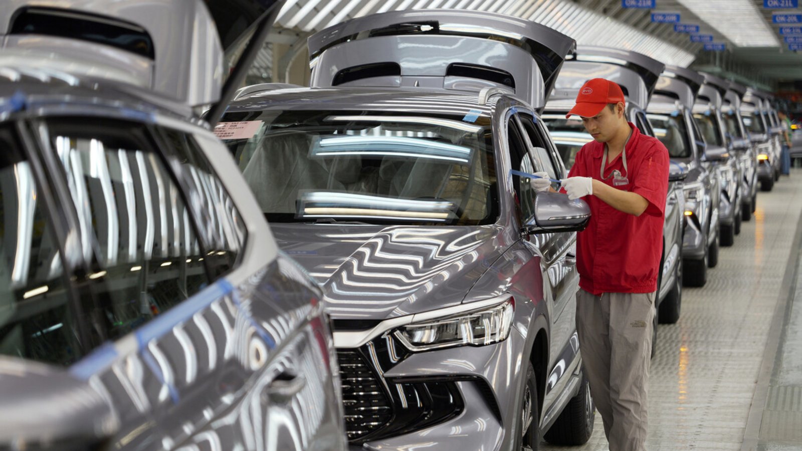 Nach Auffassung der EU subventioniert China die Produktion von E-Autos in unzulässigem Ausmaß. Deshalb erhebt die EU Strafzölle – gegen den Willen der deutschen Regierung.Foto: dpa/Li Jianan