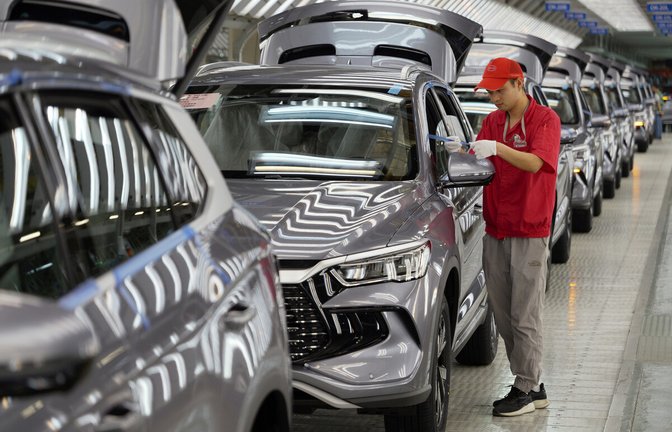 Nach Auffassung der EU subventioniert China die Produktion von E-Autos in unzulässigem Ausmaß. Deshalb erhebt die EU Strafzölle – gegen den Willen der deutschen Regierung.<span class='image-autor'>Foto: dpa/Li Jianan</span>