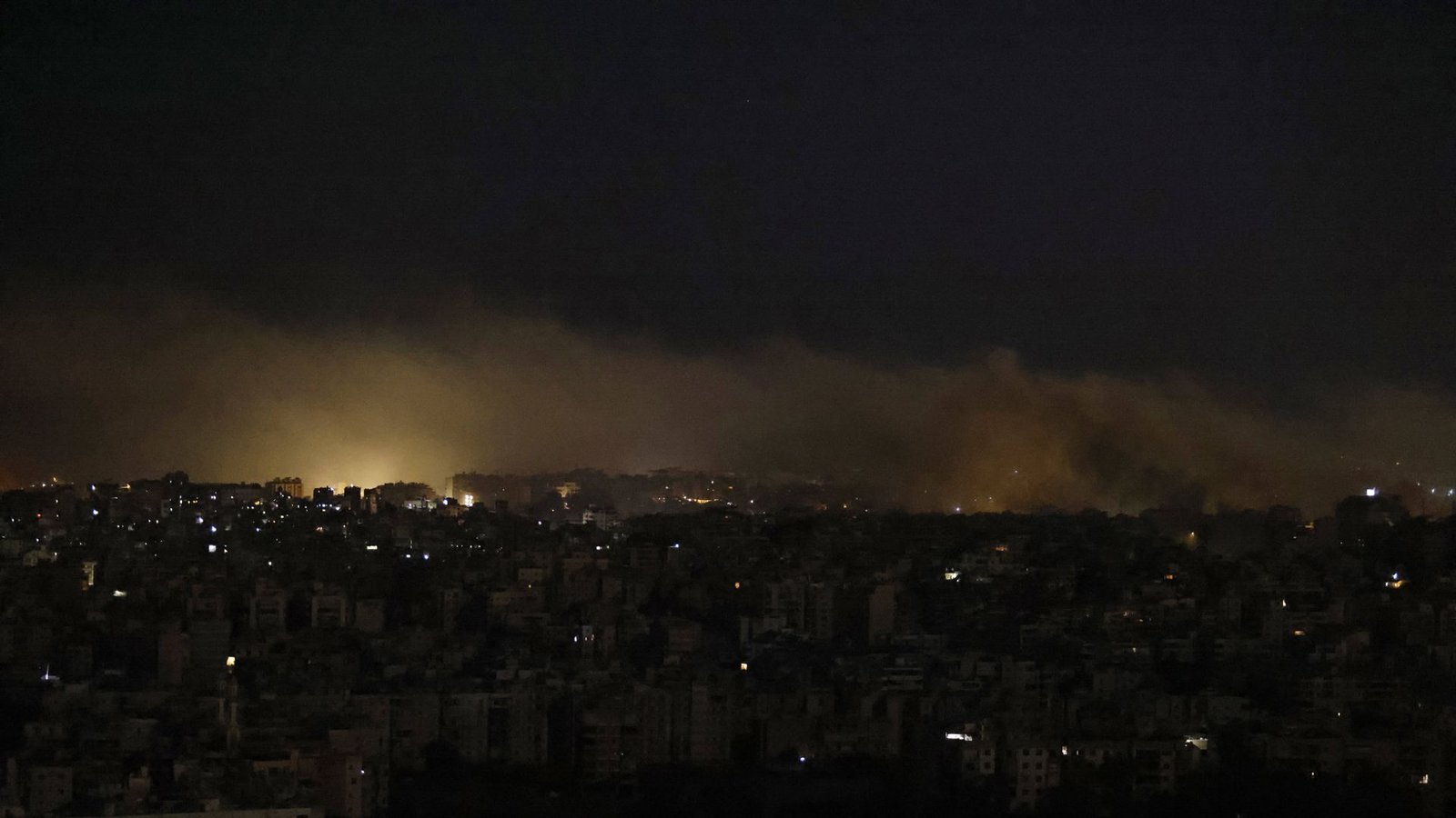 Rauch und Flammen steigen aus Gebieten, die am späten 20. Oktober von einem israelischen Luftangriff in den südlichen Vororten von Beirut getroffen wurden.Foto: IMAGO/ABACAPRESS/IMAGO/Fayad Marc/ABACA Rauch und Flammen steigen aus Gebieten, die am späten 20. Oktober von einem israelischen Luftangriff in den südlichen Vororten von Beirut getroffen wurden.Foto: IMAGO/ABACAPRESS/IMAGO/Fayad Marc/ABACA