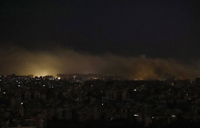 Rauch und Flammen steigen aus Gebieten, die am späten 20. Oktober von einem israelischen Luftangriff in den südlichen Vororten von Beirut getroffen wurden.<span class='image-autor'>Foto: IMAGO/ABACAPRESS/IMAGO/Fayad Marc/ABACA</span>