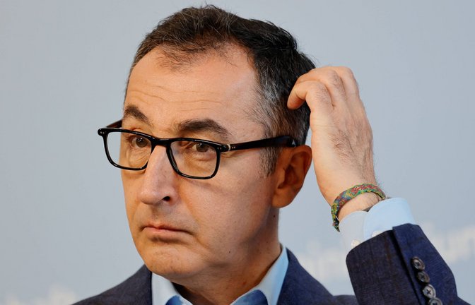 Grünen-Politiker Özdemir wartete am Bahnhof Karlsruhe auf seinen Zug nach Berlin, als er an einem Zug eine kuriose Anzeige entdeckte.<span class='image-autor'>Foto: IMAGO/Metodi Popow</span>