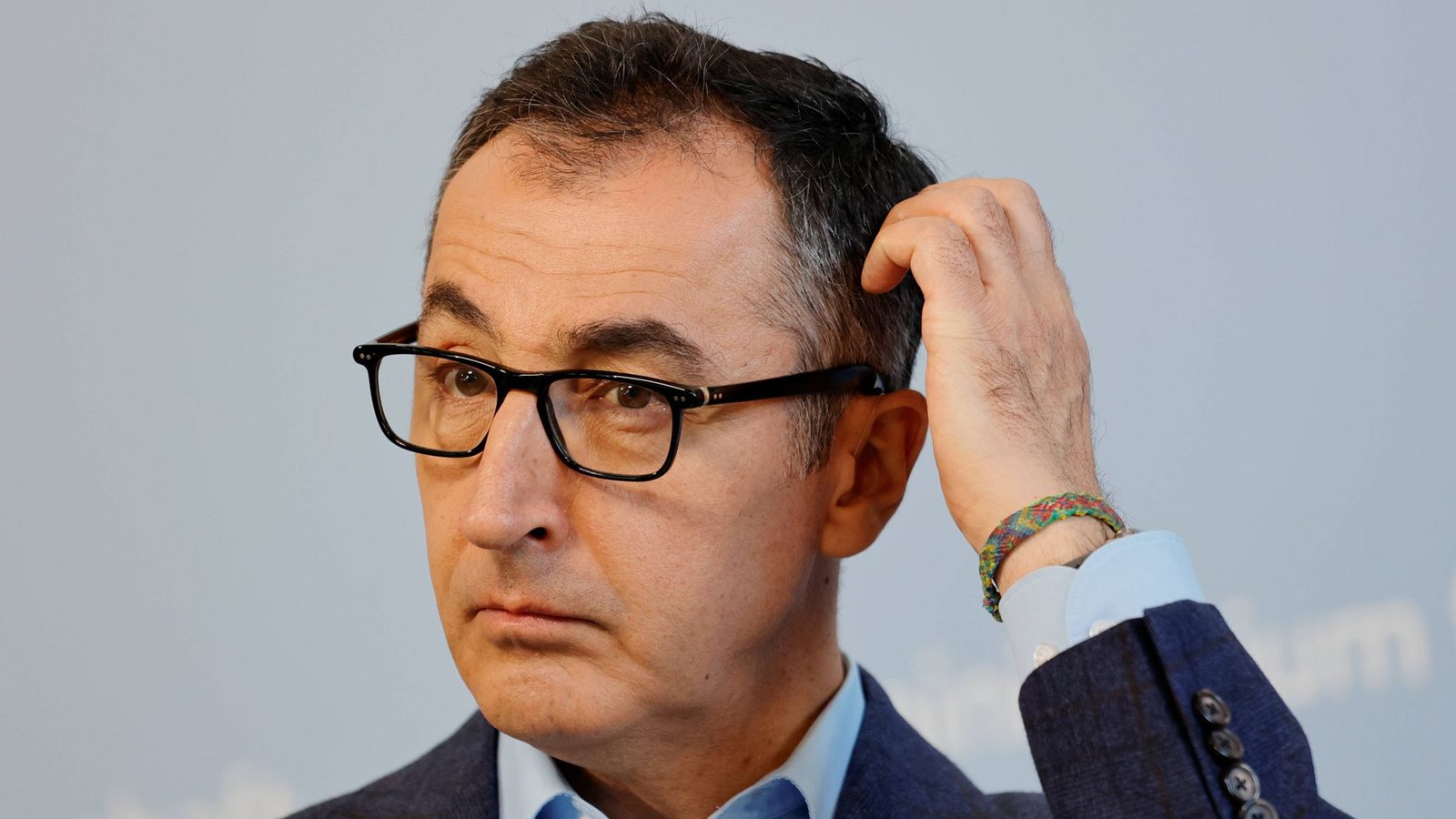 Grünen-Politiker Özdemir wartete am Bahnhof Karlsruhe auf seinen Zug nach Berlin, als er an einem Zug eine kuriose Anzeige entdeckte.Foto: IMAGO/Metodi Popow Grünen-Politiker Özdemir wartete am Bahnhof Karlsruhe auf seinen Zug nach Berlin, als er an einem Zug eine kuriose Anzeige entdeckte.Foto: IMAGO/Metodi Popow