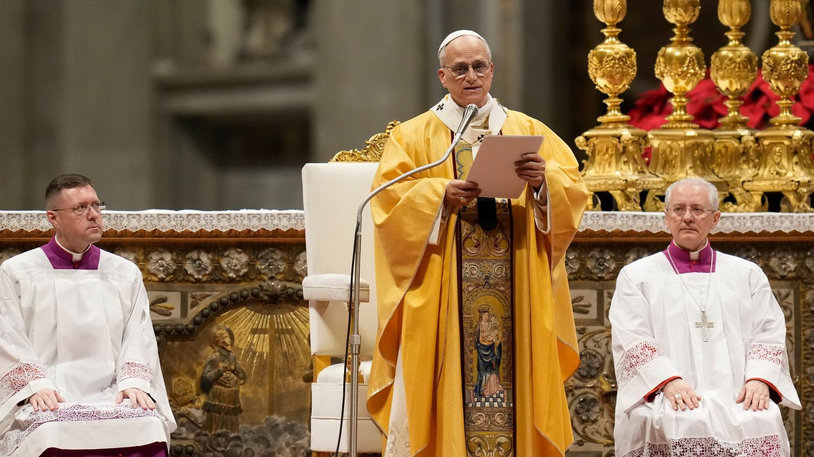 Papst Leo XIV. verliest seine Botschaft während der Heiligabendmesse im Petersdom im Vatikan.Foto: Gregorio Borgia/AP/dpa/Gregorio Borgia Papst Leo XIV. verliest seine Botschaft während der Heiligabendmesse im Petersdom im Vatikan.Foto: Gregorio Borgia/AP/dpa/Gregorio Borgia
