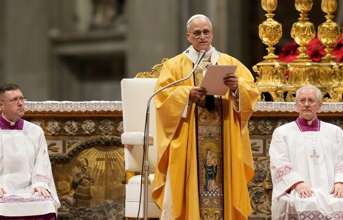 Papst Leo XIV. verliest seine Botschaft während der Heiligabendmesse im Petersdom im Vatikan.<span class='image-autor'>Foto: Gregorio Borgia/AP/dpa/Gregorio Borgia</span>