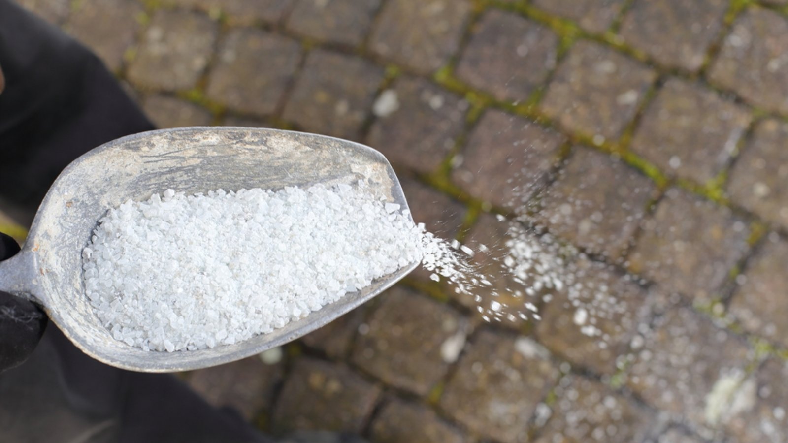 Streusalz ist oft verboten.Foto: riopatuca / shutterstock.com Streusalz ist oft verboten.Foto: riopatuca / shutterstock.com
