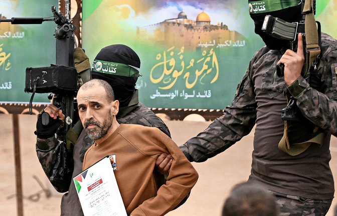 Ein Archivbild aus dem Februar 2025: Die Hamas übergibt im Gazastreifen eine israelische Geisel an das Rote Kreuz.<span class='image-autor'>Foto: dpa/Abdel Kareem Hana</span>
