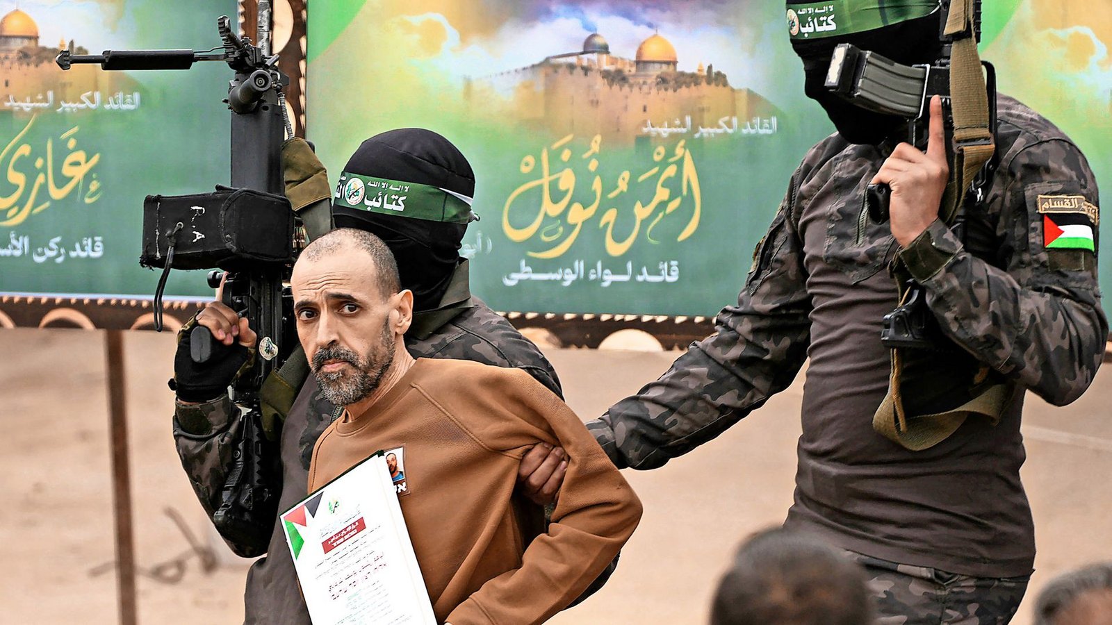 Ein Archivbild aus dem Februar 2025: Die Hamas übergibt im Gazastreifen eine israelische Geisel an das Rote Kreuz.Foto: dpa/Abdel Kareem Hana Ein Archivbild aus dem Februar 2025: Die Hamas übergibt im Gazastreifen eine israelische Geisel an das Rote Kreuz.Foto: dpa/Abdel Kareem Hana