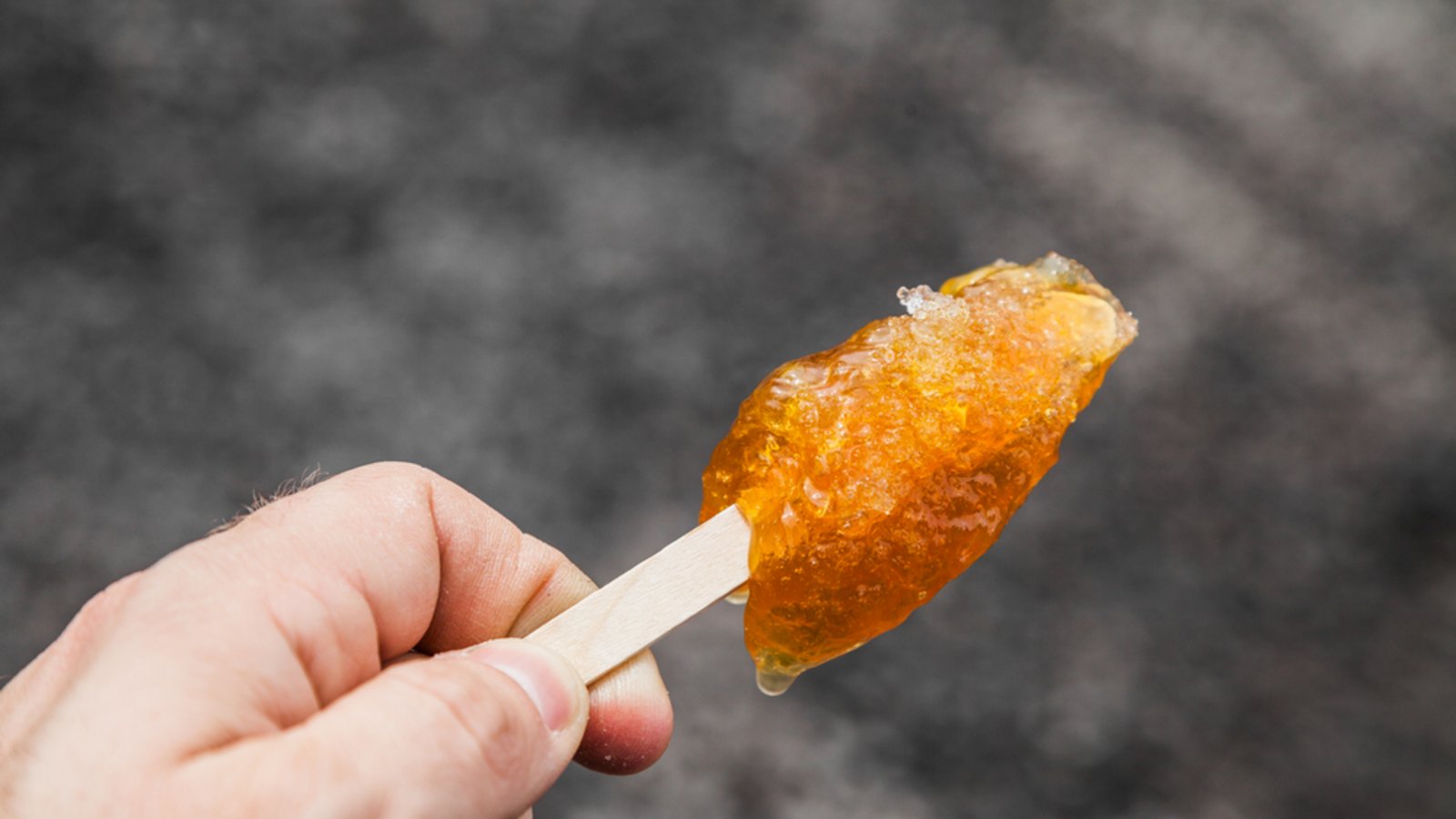 Maple Taffy ist eine traditionsreiche Süßigkeit in Kanada und dem Norden Neuenglands.Foto: Benoit Daoust/ Shutterstock