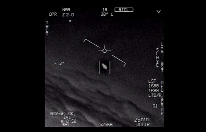 Das Standbild eines vom US-Verteidigungsministerium veröffentlichten Videos zeigt ein Unidentifiziertes Flugobjekt, das von Piloten der US-Marine gesichtet wurde. Es stammt von 2021.<span class='image-autor'>Foto: U.S. Department of Defense/d</span>