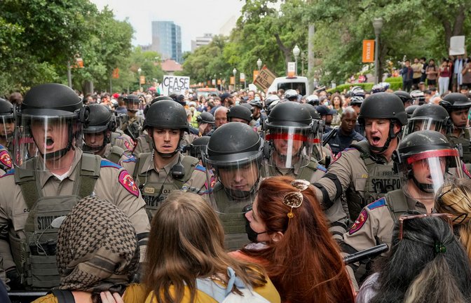 Texas State Troopers versuchen einen pro-palästinensischen Protest an der University of Texas aufzulösen.<span class='image-autor'>Foto: Jay Janner/Austin American-Statesman/AP/dpa</span>
