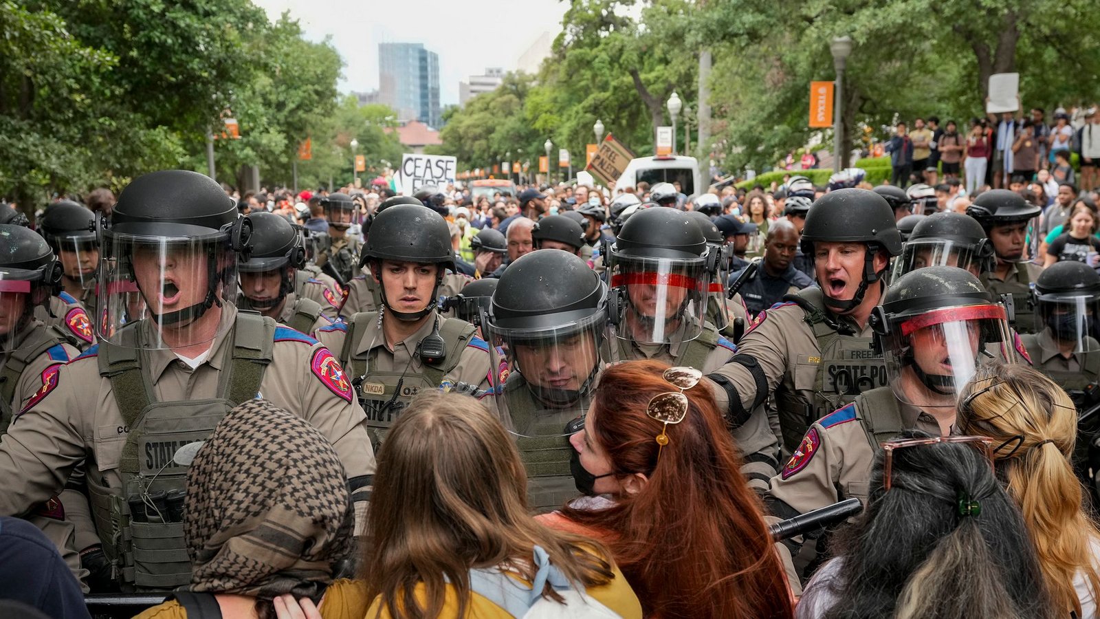 Texas State Troopers versuchen einen pro-palästinensischen Protest an der University of Texas aufzulösen.Foto: Jay Janner/Austin American-Statesman/AP/dpa