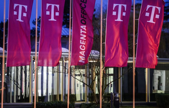 Bei der Telekom gibt es Grund zur Freude: Der Magenta-Konzern hat einen KI-Auftrag des Bundes an Land gezogen. (Archivbild)<span class='image-autor'>Foto: Oliver Berg/dpa</span>