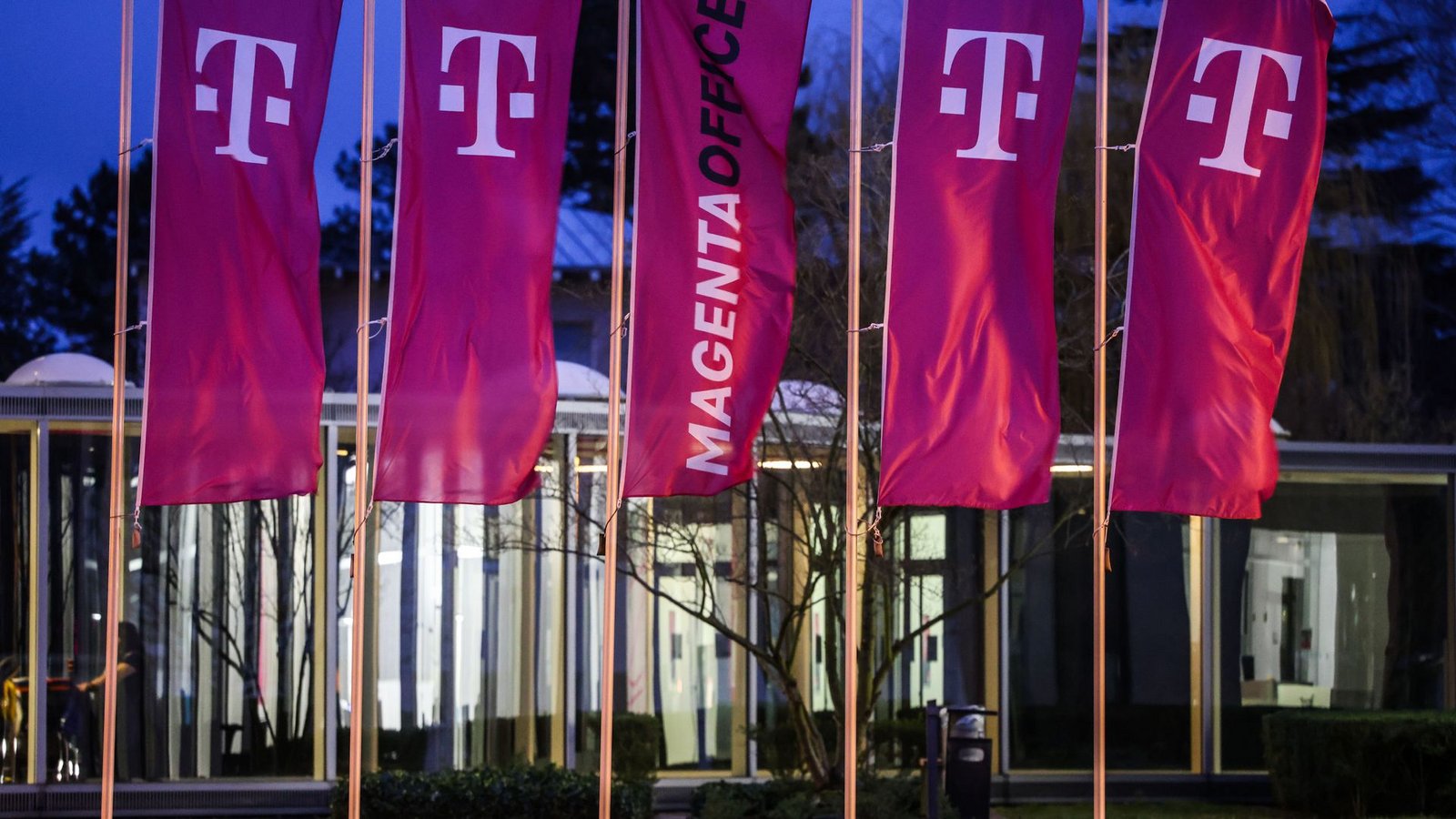 Bei der Telekom gibt es Grund zur Freude: Der Magenta-Konzern hat einen KI-Auftrag des Bundes an Land gezogen. (Archivbild)Foto: Oliver Berg/dpa