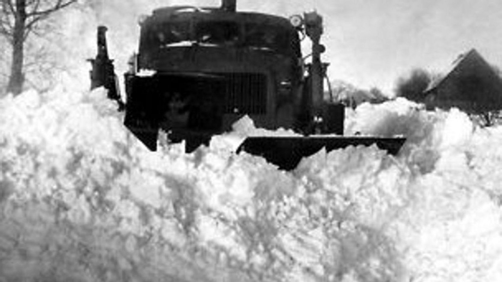 Mit schwerer Technik hilft die sowjetische Armee die Landstraße bei Lebbin in Mecklenburg-Vorpommern von meterhohen Schneeverwehungen zu räumen.Foto: dpa