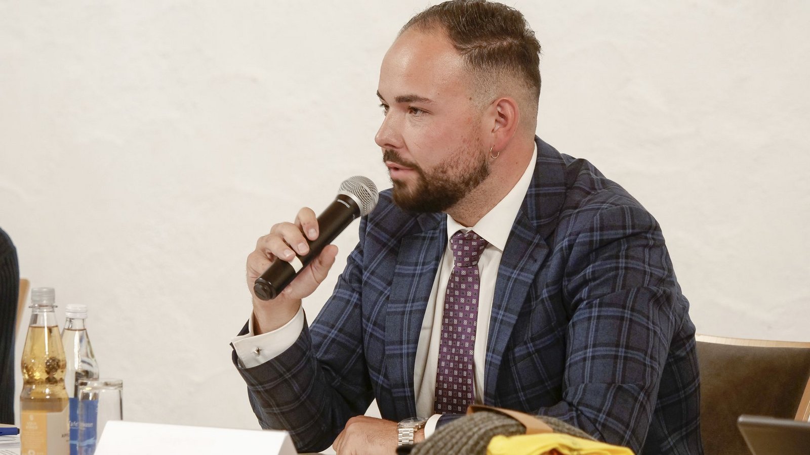 Bürgermeister Michael Maurer bei seiner ersten Gemeinderatssitzung im Jahr 2022. Diese Aufgabe darf er nun vorerst nicht mehr ausführen.Foto: Simon Granville