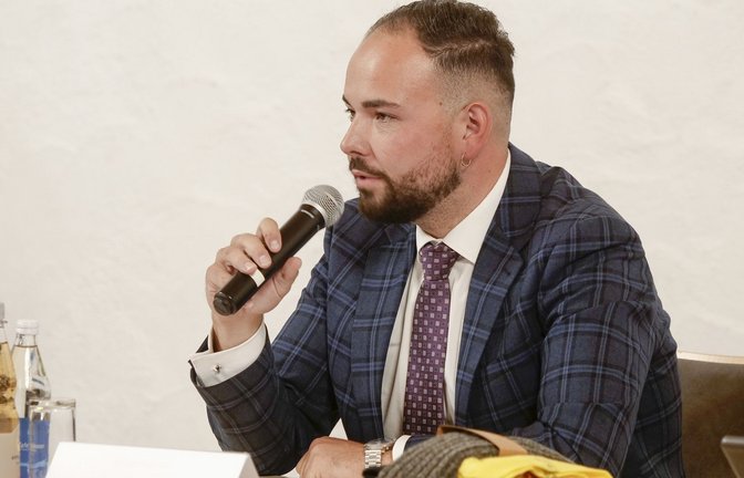 Bürgermeister Michael Maurer bei seiner ersten Gemeinderatssitzung im Jahr 2022. Diese Aufgabe darf er nun vorerst nicht mehr ausführen.<span class='image-autor'>Foto: Simon Granville</span>