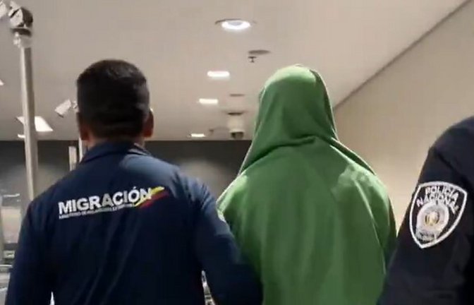 Der Ansbach-Attentäter bei seiner Abschiebung aus Südamerika.<span class='image-autor'>Foto: Migración Colombia/X</span>