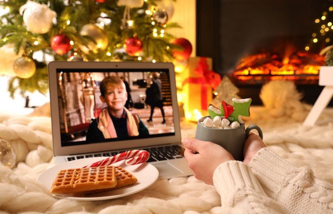 Nostalgie pur: Heiße Schokolade, ein Snack und „Kevin – Allein zu Haus“.<span class='image-autor'>Foto: New Africa / shutterstock.com</span>
