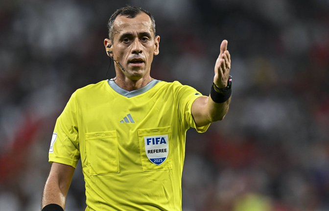 Juan Gabriel Benitez aus Paraguay leitet das zweite WM-Vorrundenspiel der deutschen Fußball-Nationalmannschaft.<span class='image-autor'>Foto: IMAGO/Naushad/IMAGO/NOUSHAD THEKKAYIL</span>
