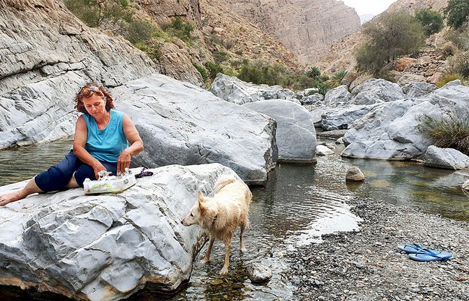 Christine Kiefer im Wadi Mibam mit ihrem Hund Gaia. So sehr sie den Oman liebt, momentan fühlt sich sie sich in dem Land nicht wohl.<span class='image-autor'>Foto: &nbsp;</span>